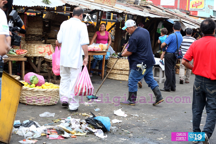 Contin&uacute;a la guerra contra la basura en los mercados de Managua